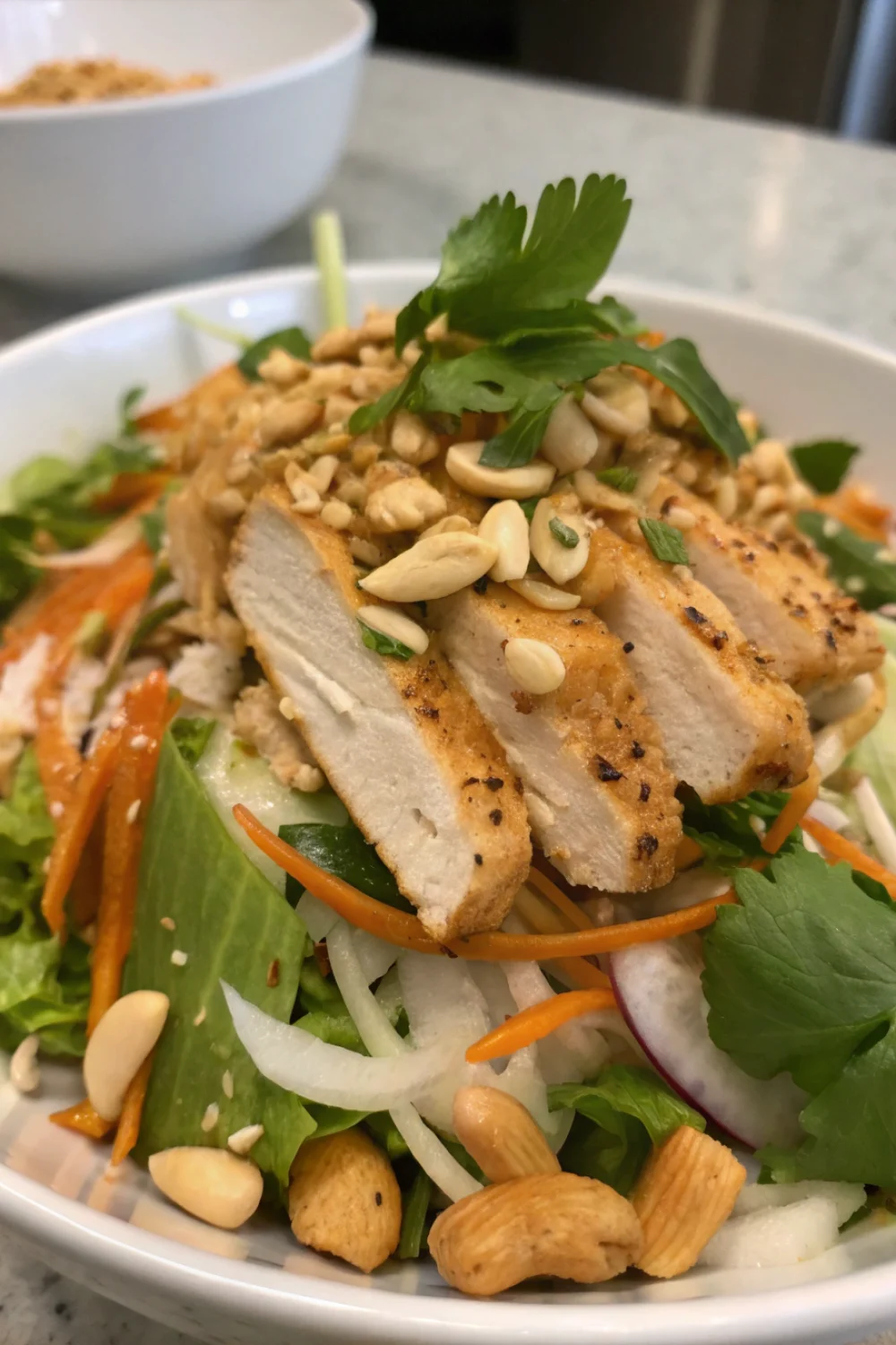 Salade Croquante au Poulet Thaï et Sauce Cacahuète